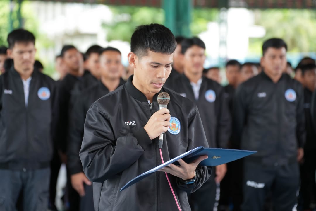 ผู้บริหารและคณะครู ให้การต้อนรับ พลตำรวจเอก สมศักดิ์ จันทะพิงค์ นายกองค์การบริหารส่วนจังหวัดนครสวรรค์ ซึ่งให้เกียรติเป็นประธานในพิธีส่งตัวนักกีฬา